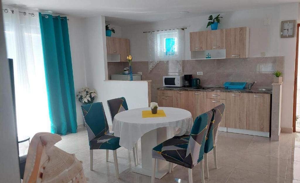 Apartments Mestral Baška Voda Eksteriør billede